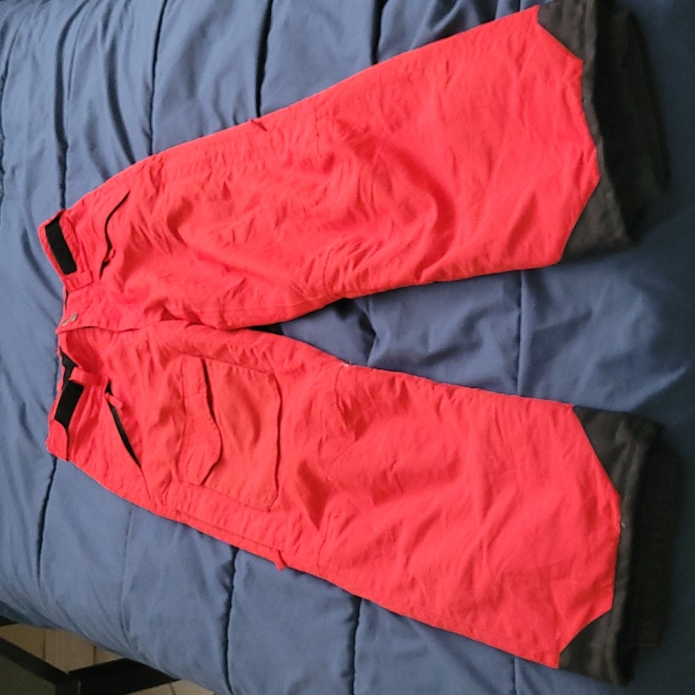 Iceburg red snow pants size youth 14/16. The pants are in very good condition.